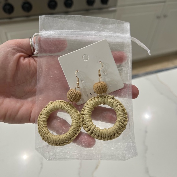 🌴Tropical raffia drop earrings. Round open circle attached round raffia bead. - Picture 7 of 8